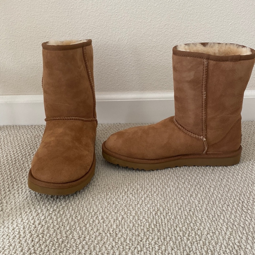 UGG Classic Short - Like New